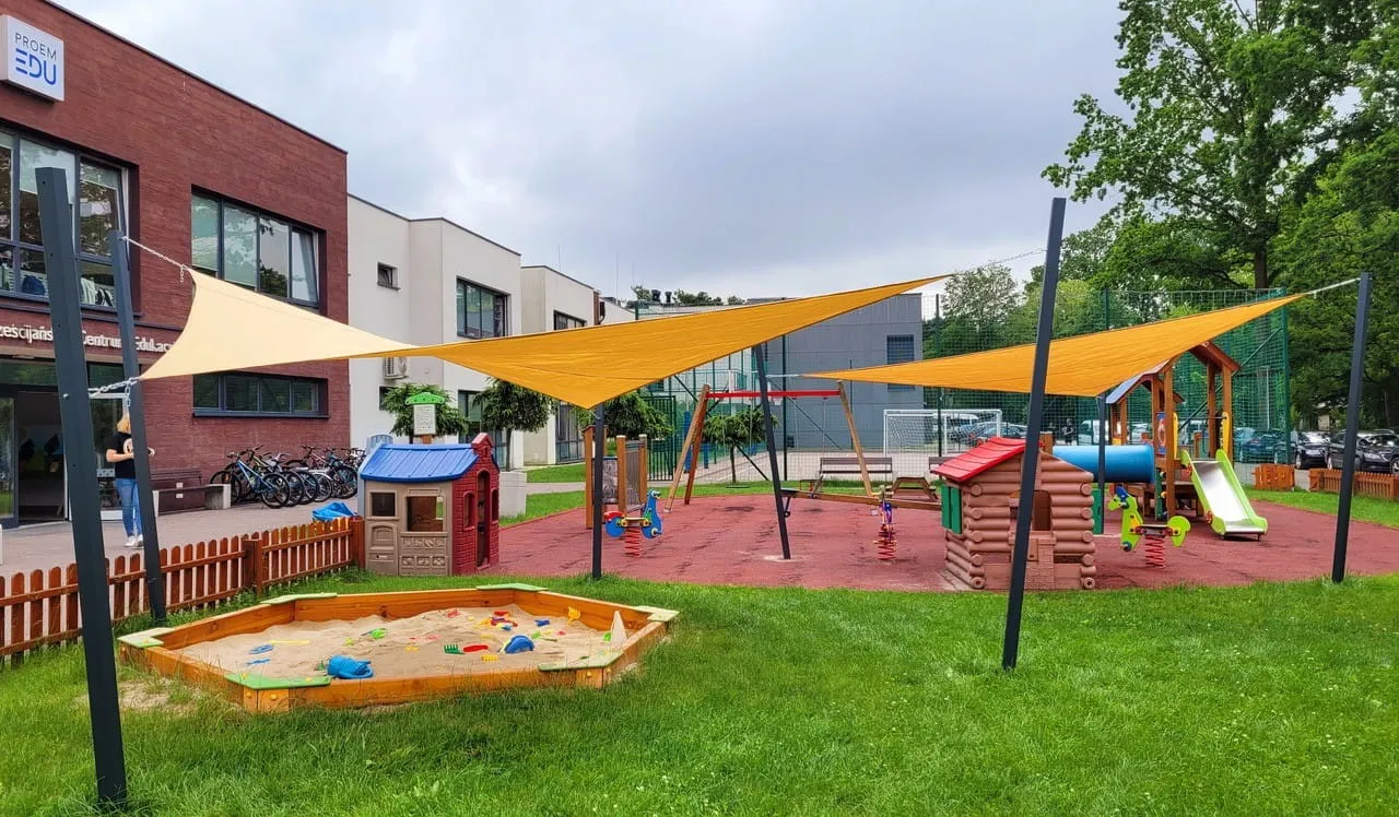 żagle przeciwsłoneczne plac zabaw