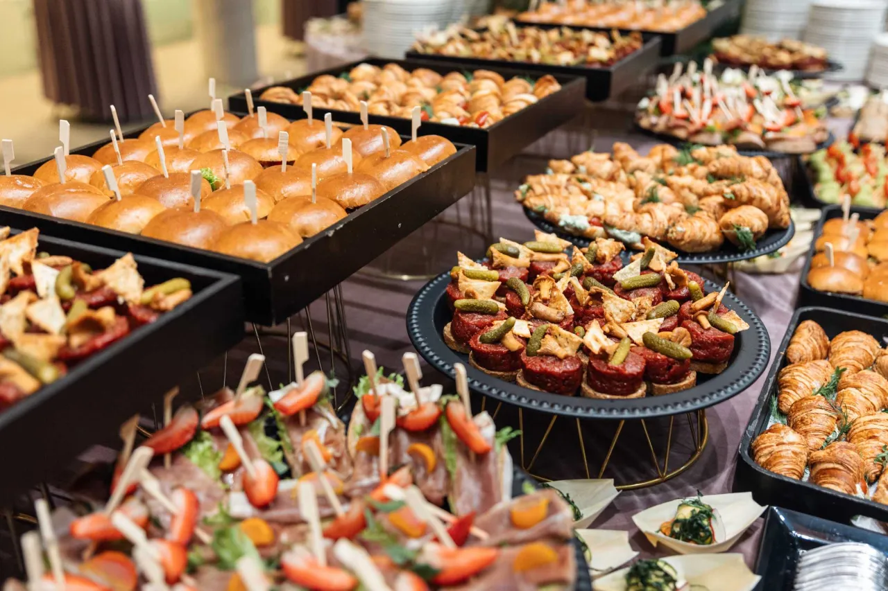 catering dla 30 os&oacute;b przykładowy st&oacute;ł z jedzeniem