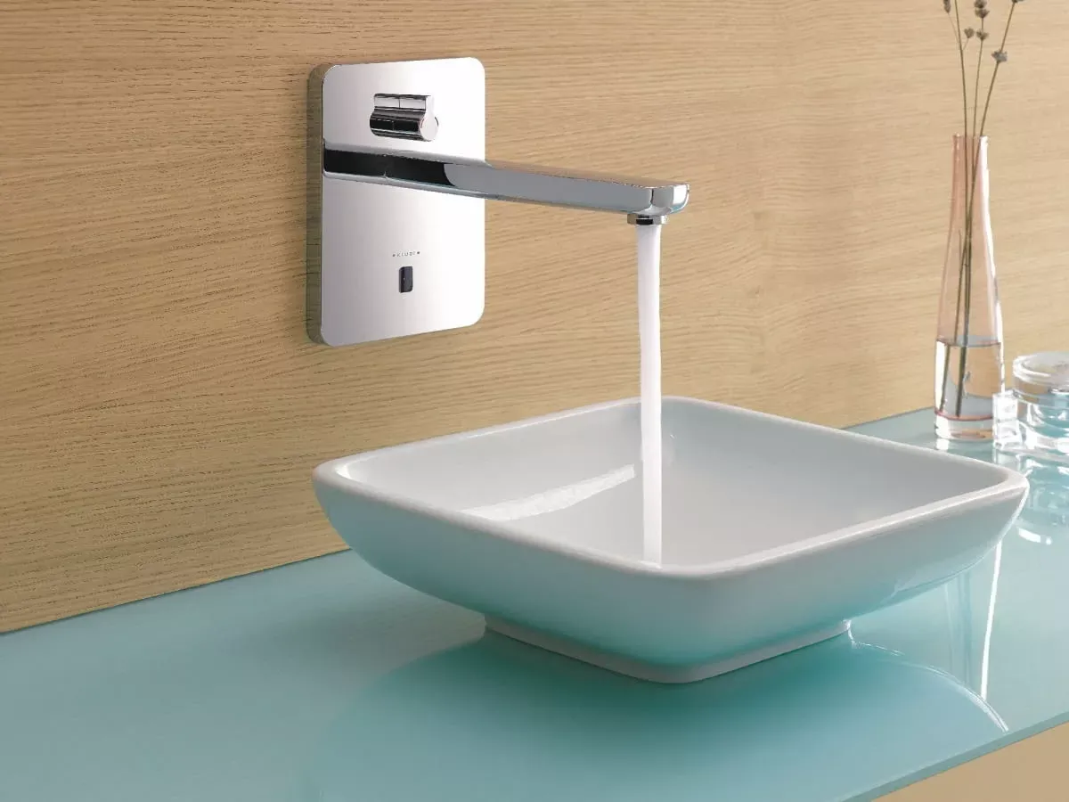 kran z czujnikiem ruchu i kran tradycyjny por&oacute;wnanie