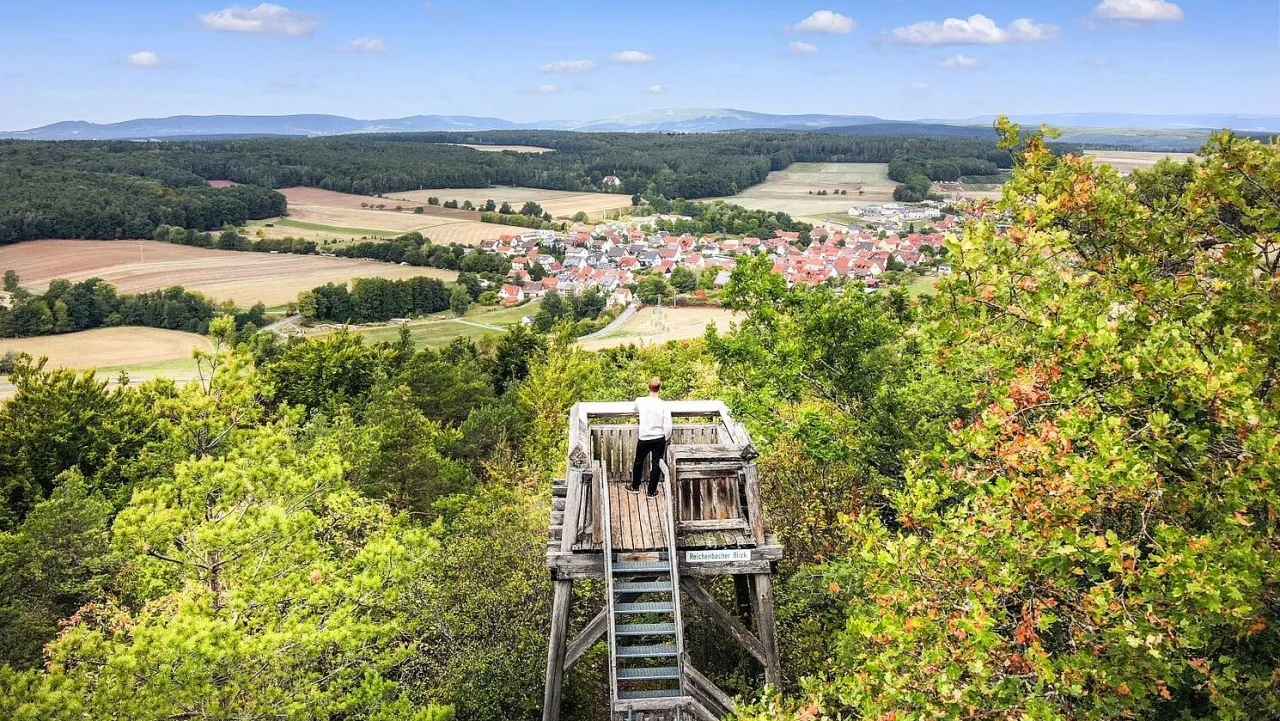 Wanderweg im Biosph&auml;renreservat Rh&ouml;n mit Aussicht