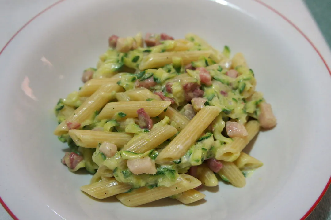 pasta con philadelphia e zucchine e pancetta
