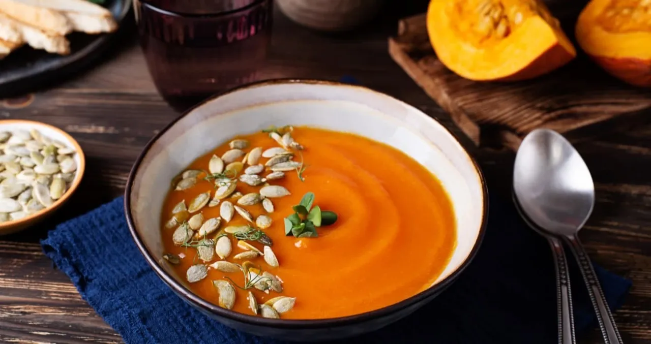 Zupa dyniowa z różnymi dodatkami