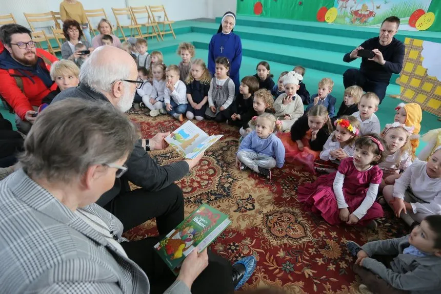 dzieci czytające wiersz, nostalgia szkoła przedszkole