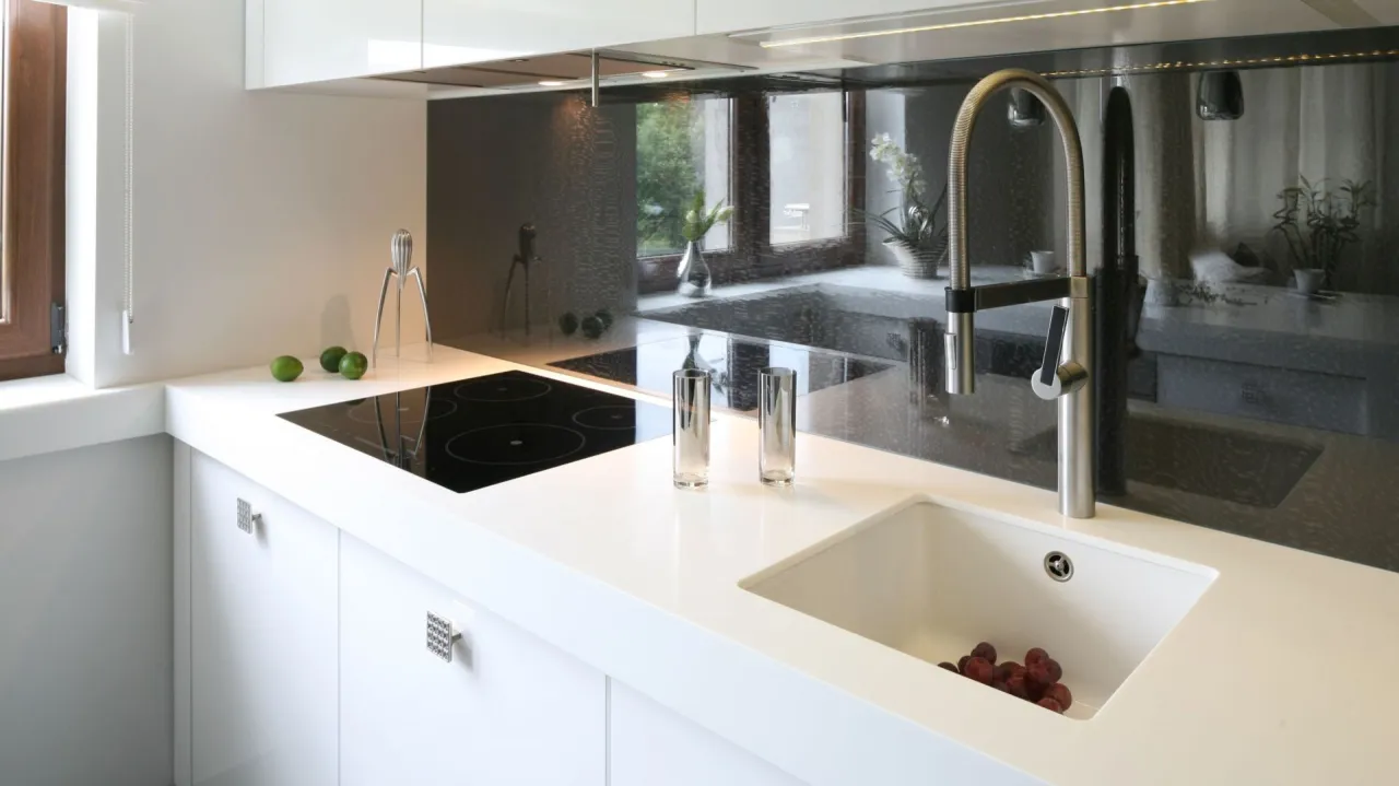 Nowoczesna kuchnia z blatem z konglomeratu