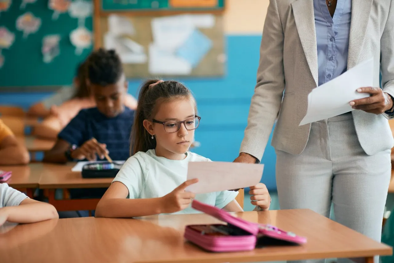 Uczeń z wynikiem egzaminu &oacute;smoklasisty