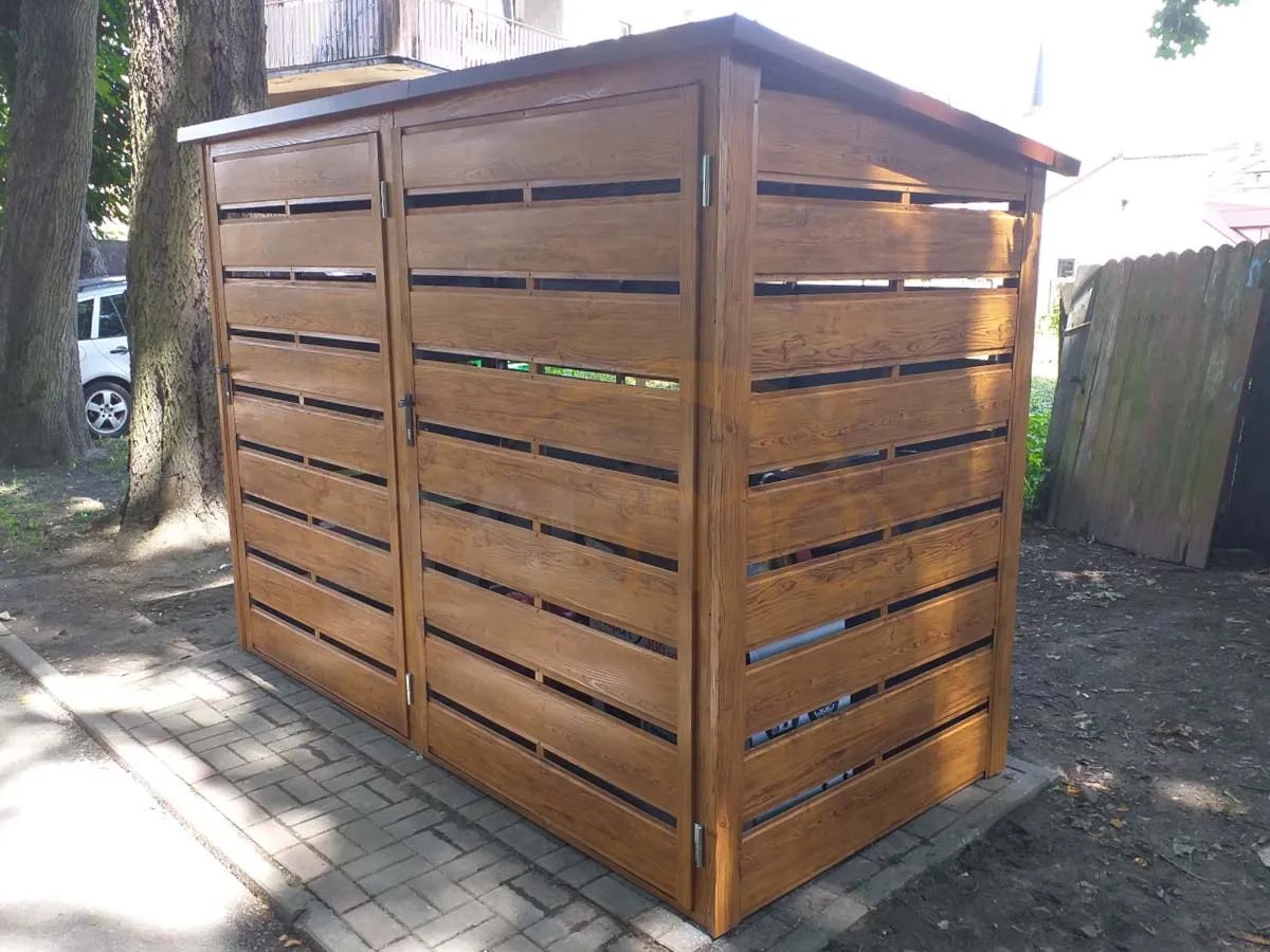 Drewniana wiata na kosze na śmieci, idealna do ogrodu. Zobacz, jak zrobić taką konstrukcję!