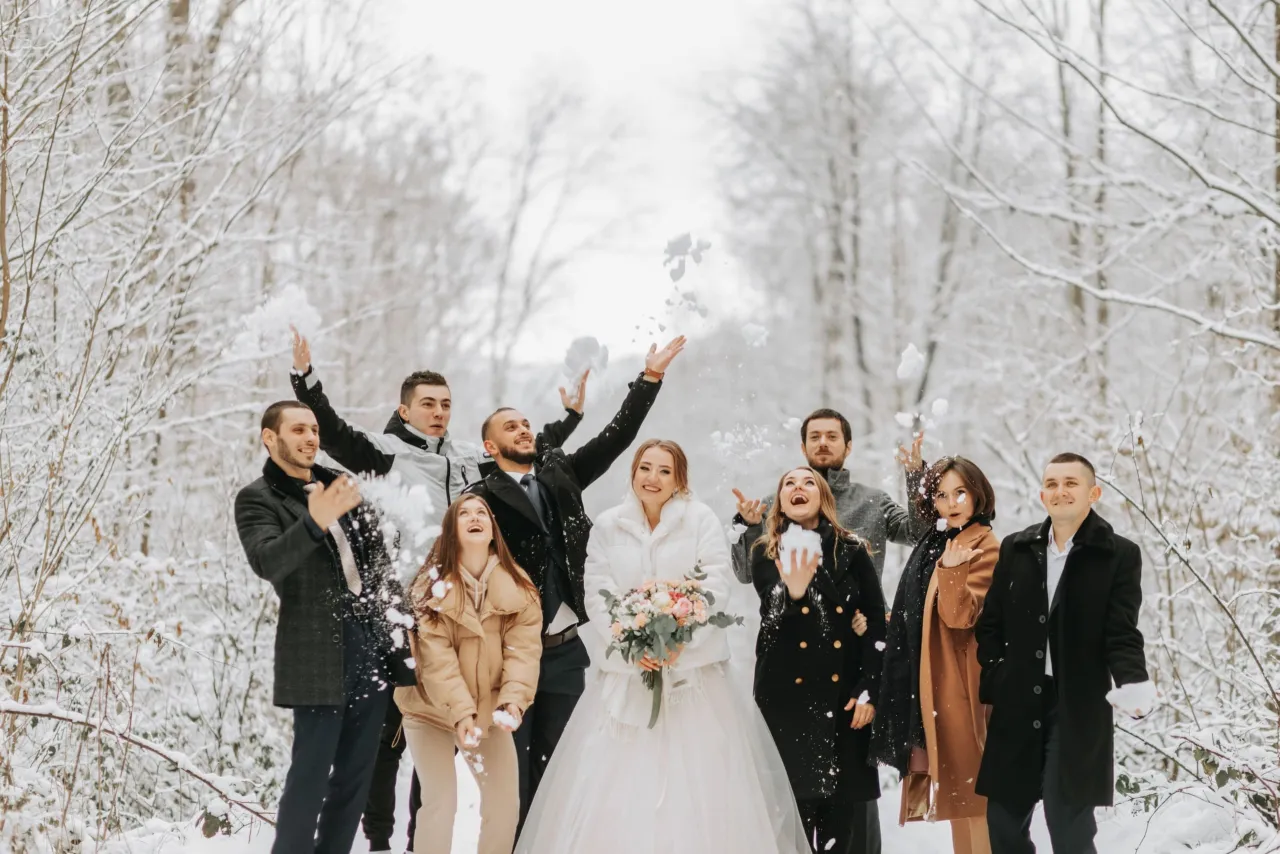 Elegancka para gości weselnych w strojach wieczorowych