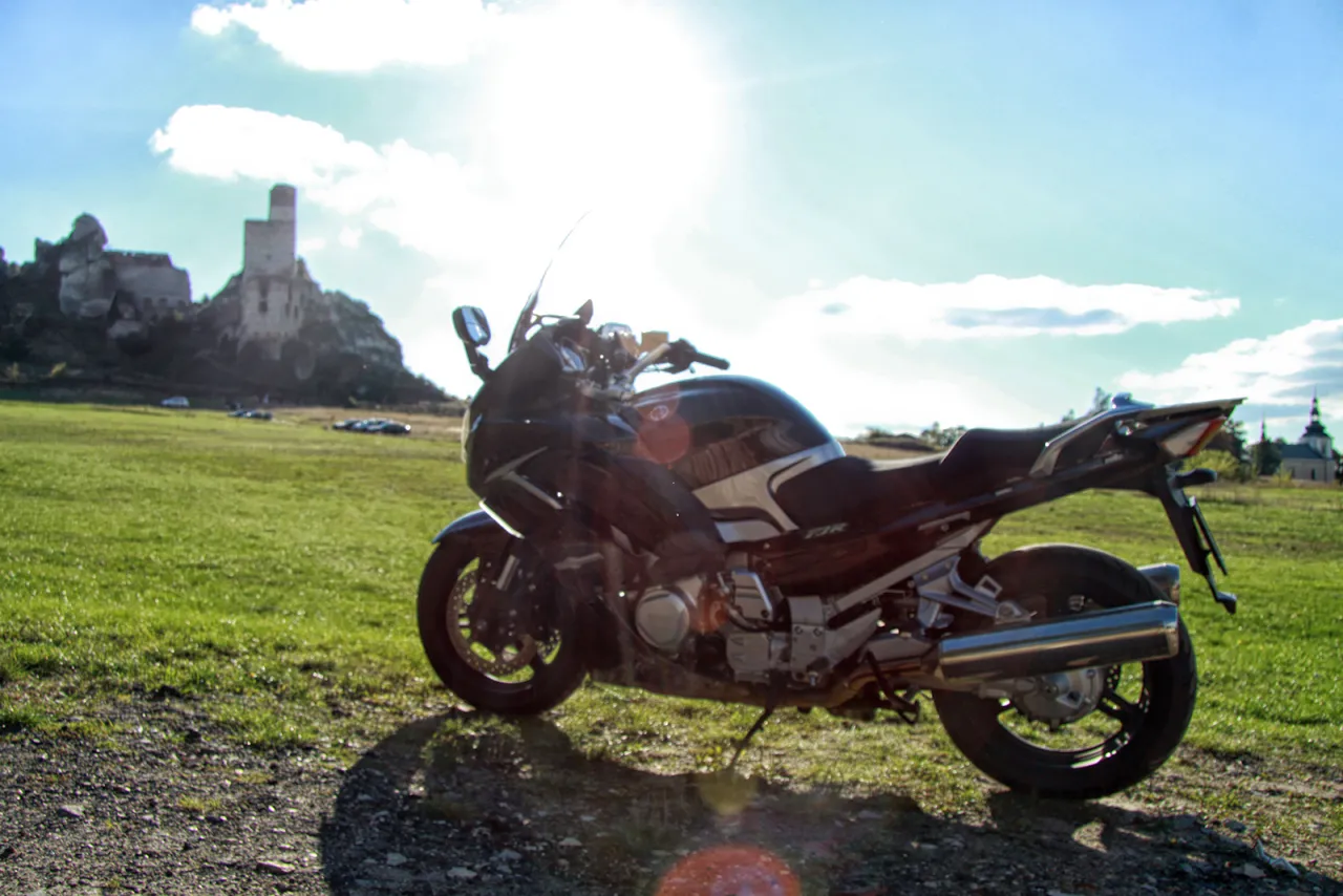zamek Ogrodzieniec motocykl Jura