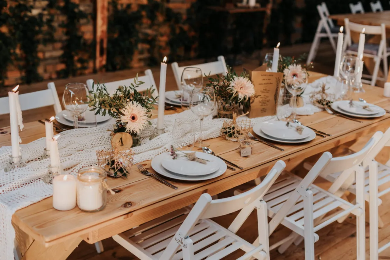 style dekoracji stołu chrzciny boho glamour minimalistyczny