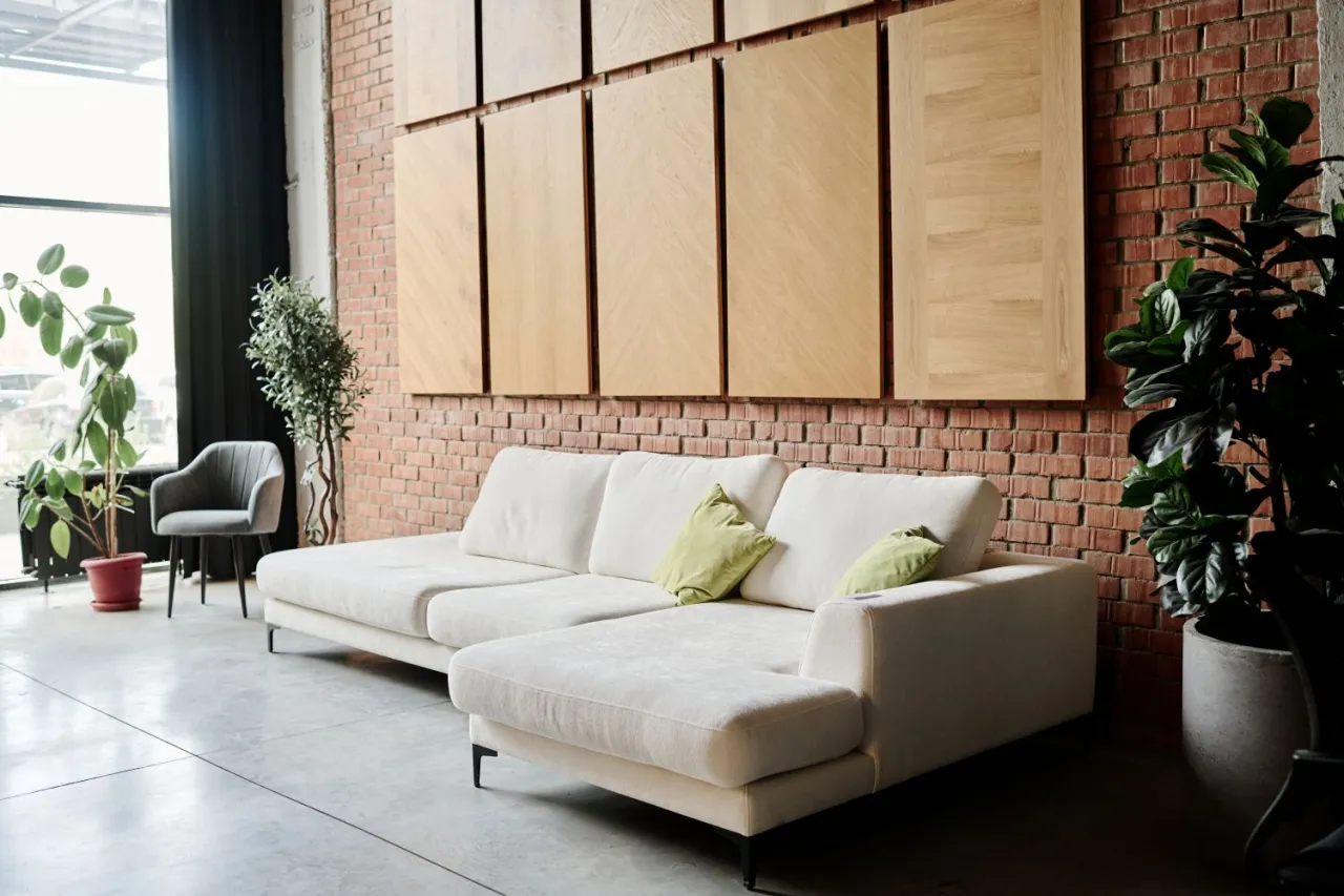 mierzenie kanapy przed wniesieniem