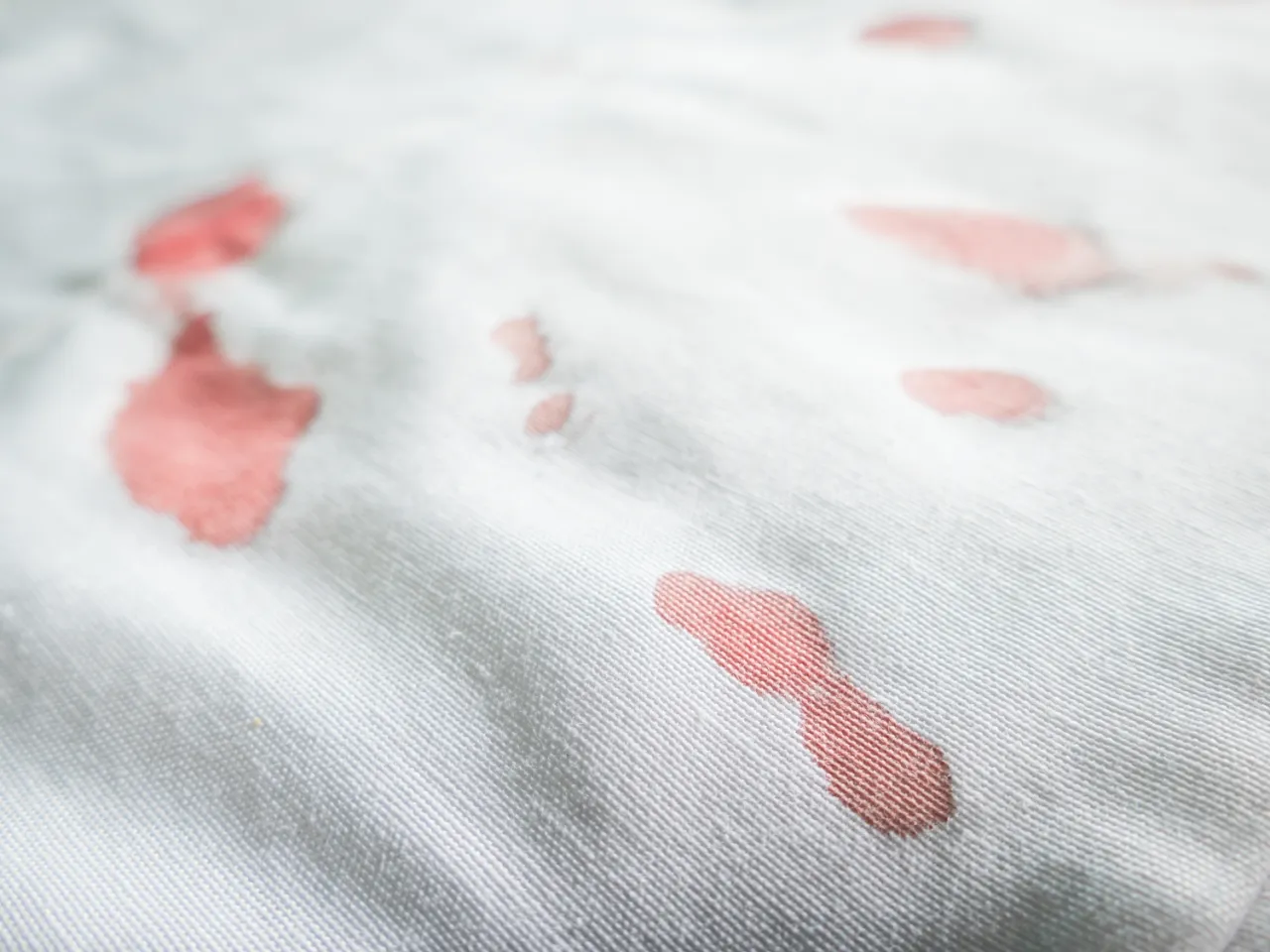 plama krwi na materacu zbliżenie