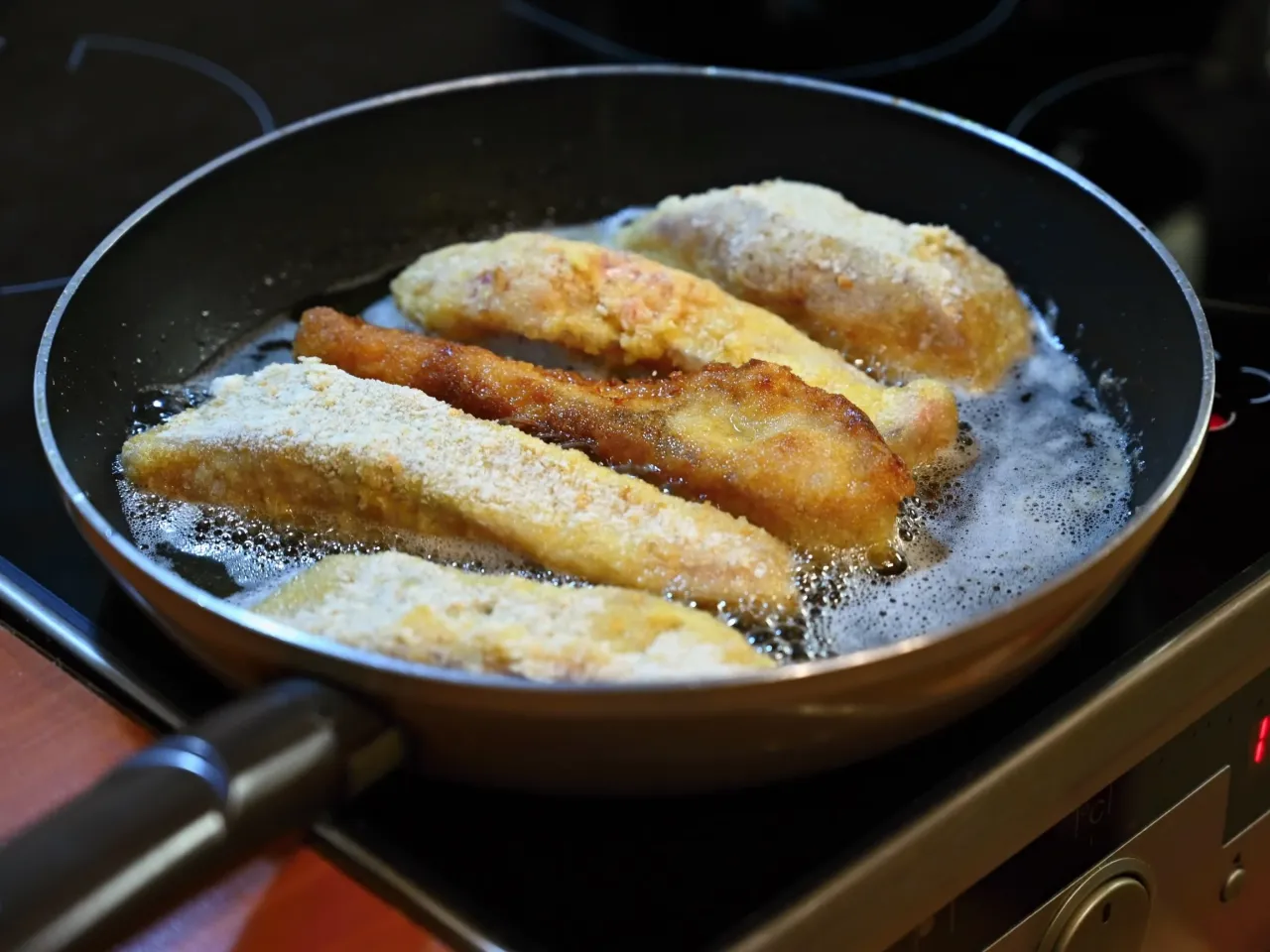 Talerz z różnymi usmażonymi rybami