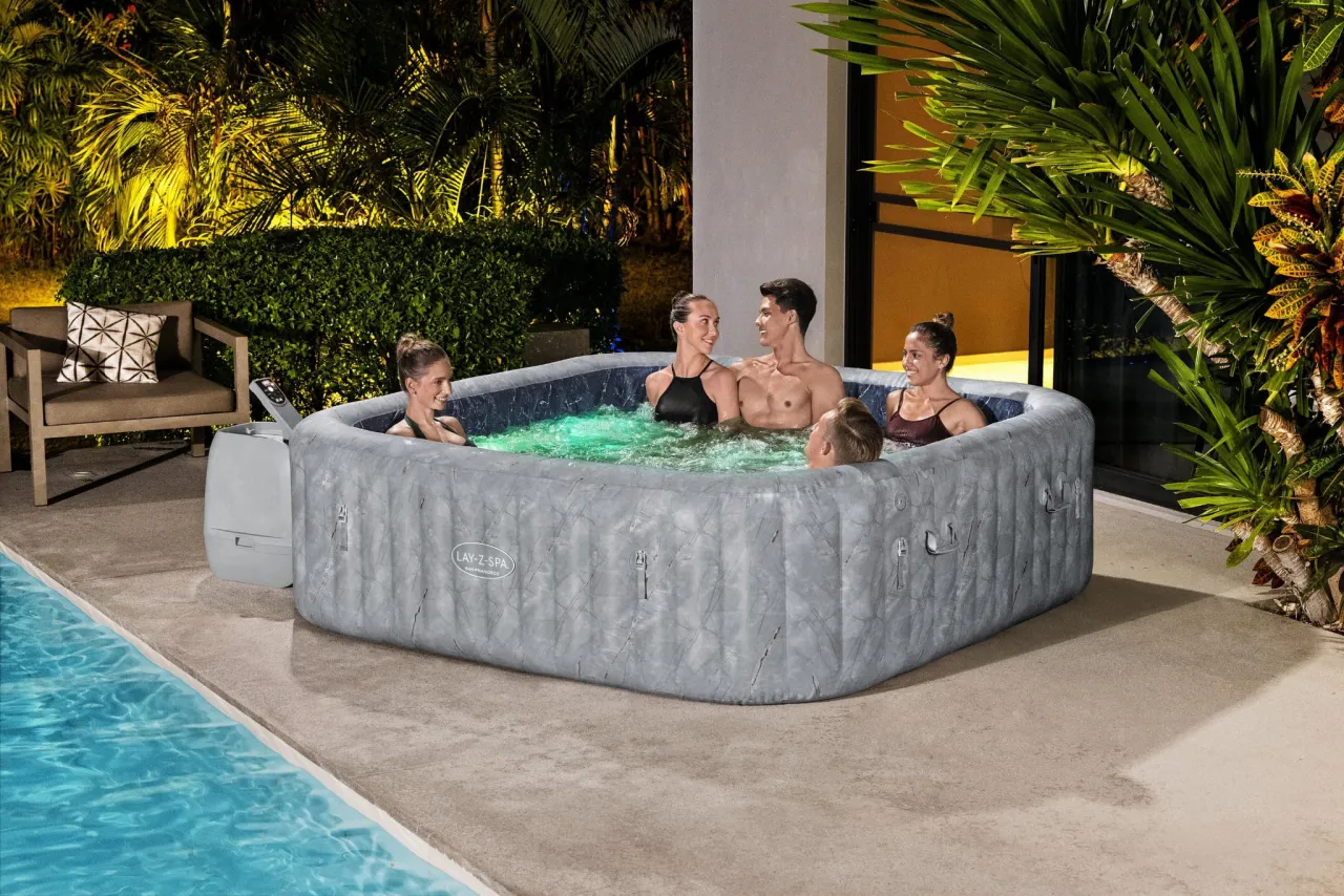 różne modele jacuzzi lay-z-spa w ogrodzie