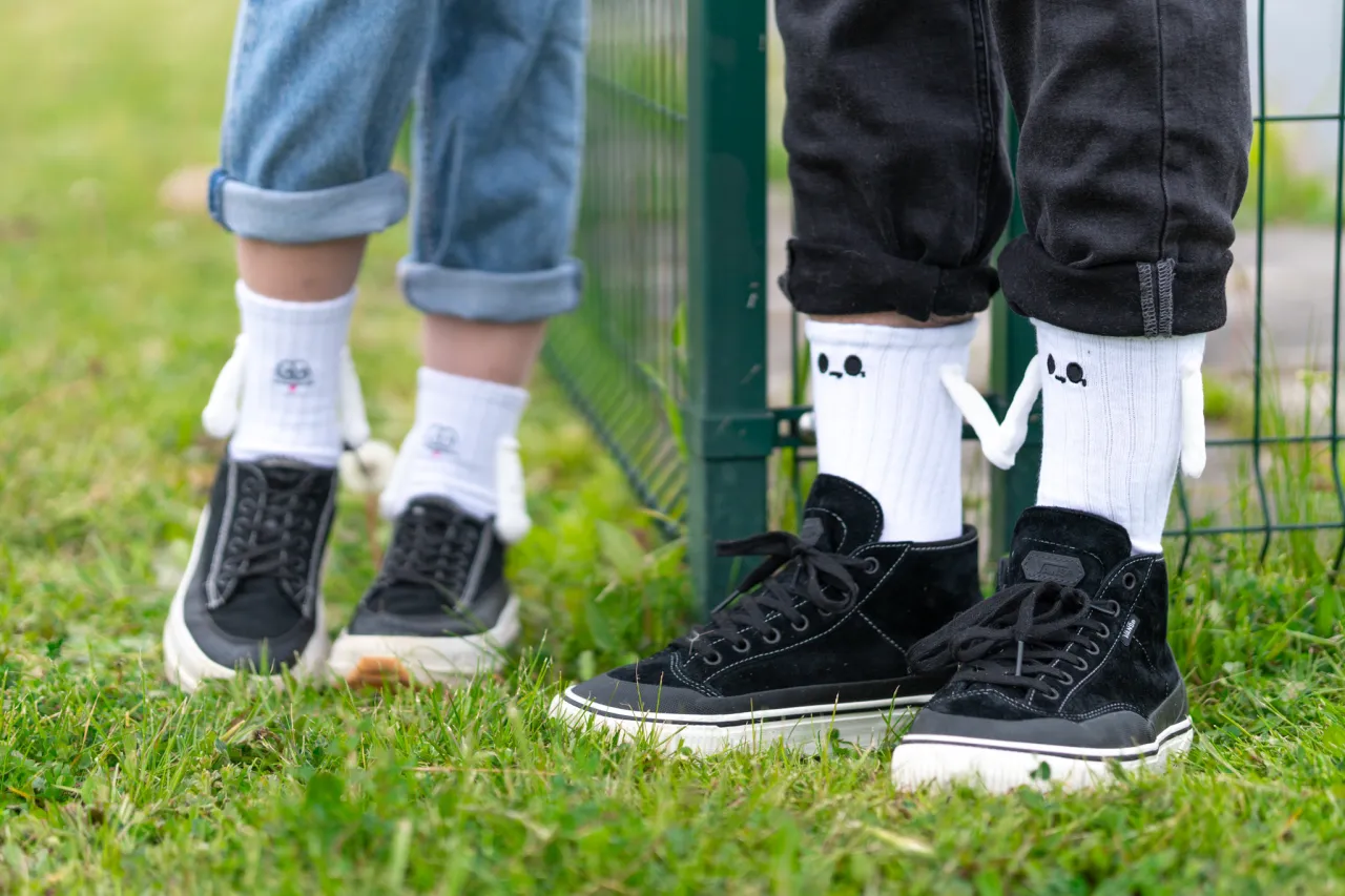 Białe skarpetki do czarnych butów streetwear