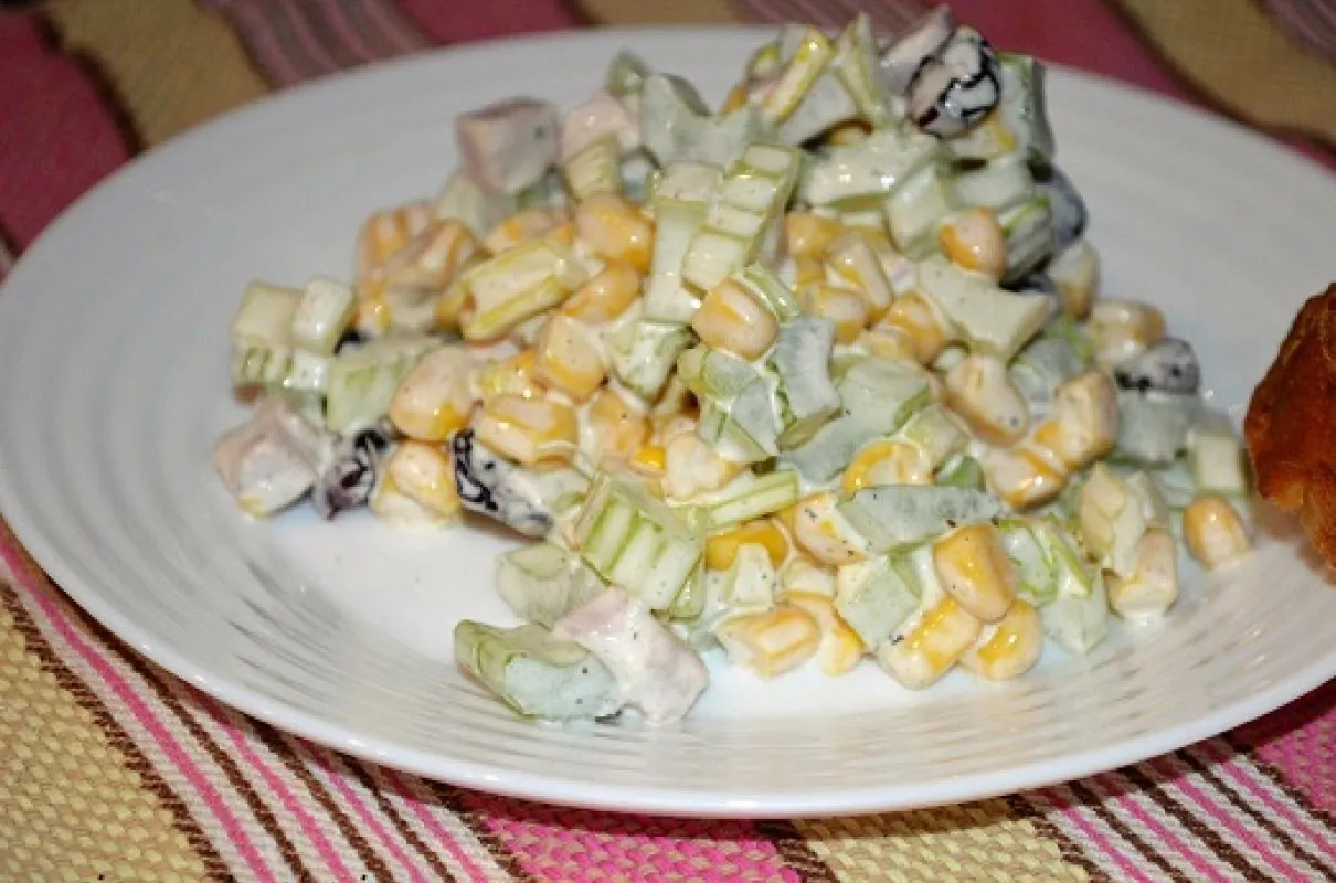 sałatka z selera naciowego i kurczaka wędzonego z żurawiną