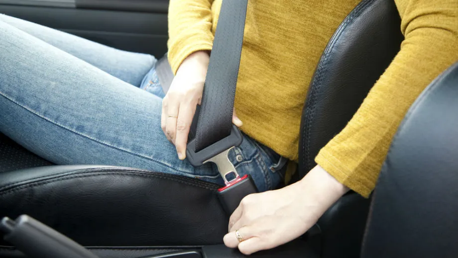 pasy bezpieczeństwa w samochodzie