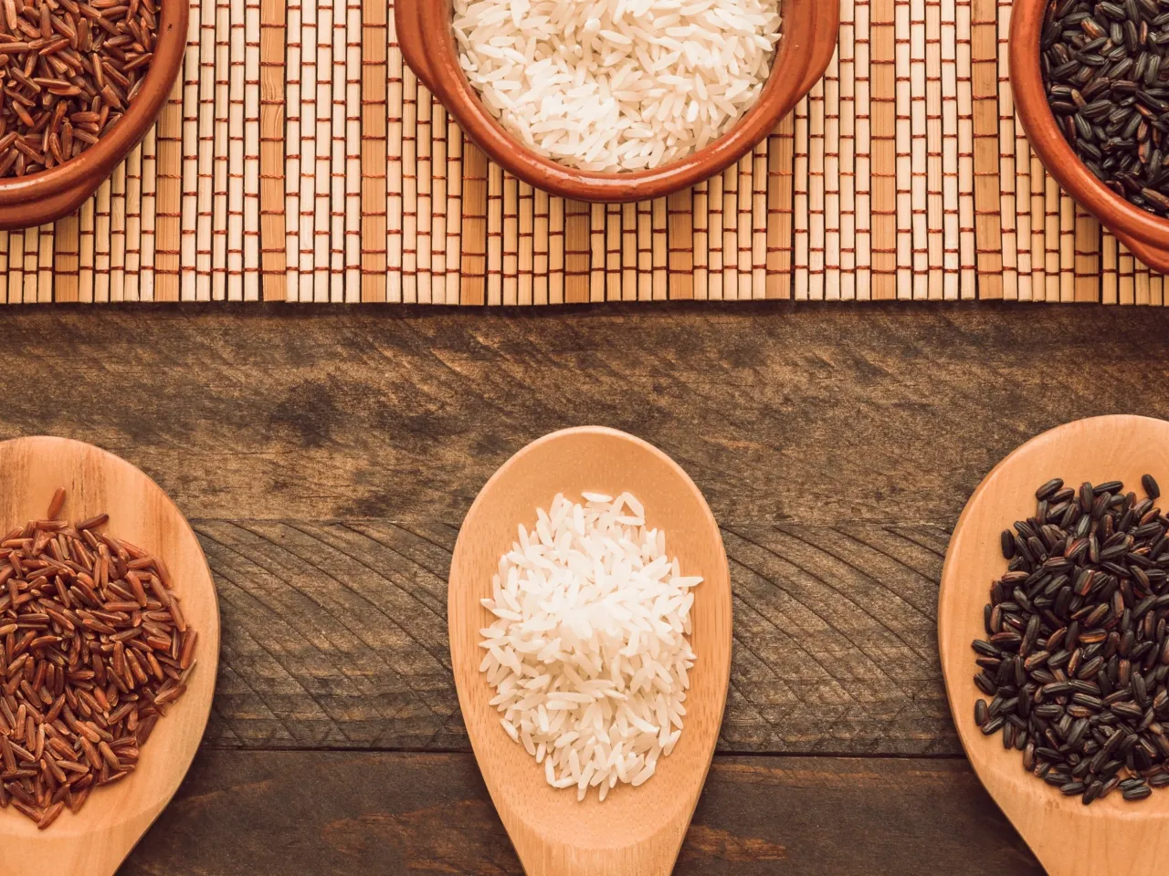 porównanie ryżu białego i brązowego