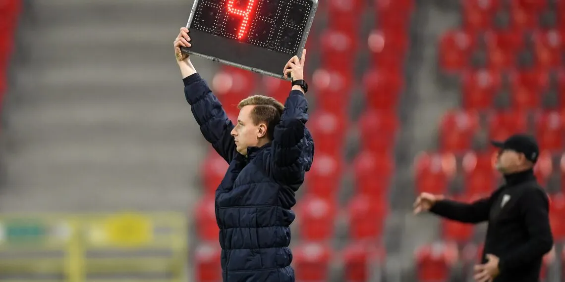 Sędzia dolicza czas zegar VAR