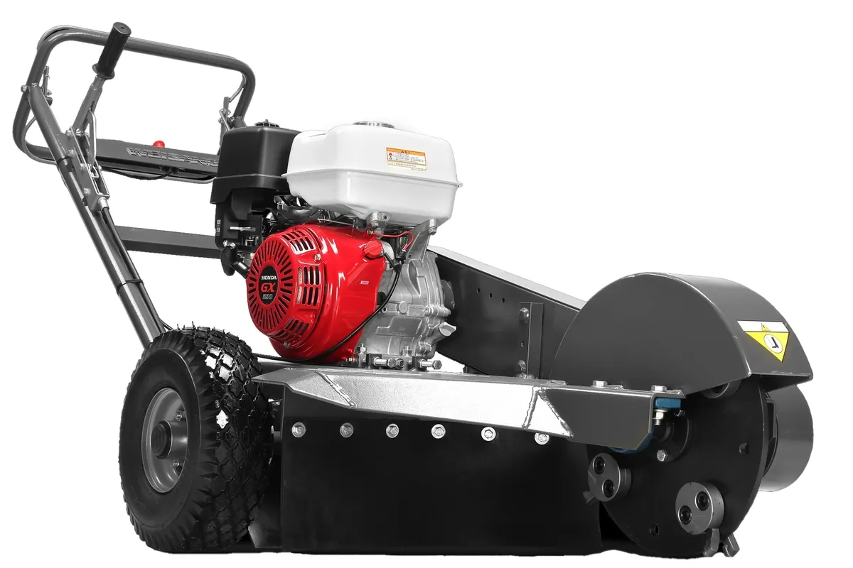 Solidny frez do pni drzew z silnikiem Honda GX. Urządzenie z kołami i uchwytem ułatwia pracę w ogrodzie.