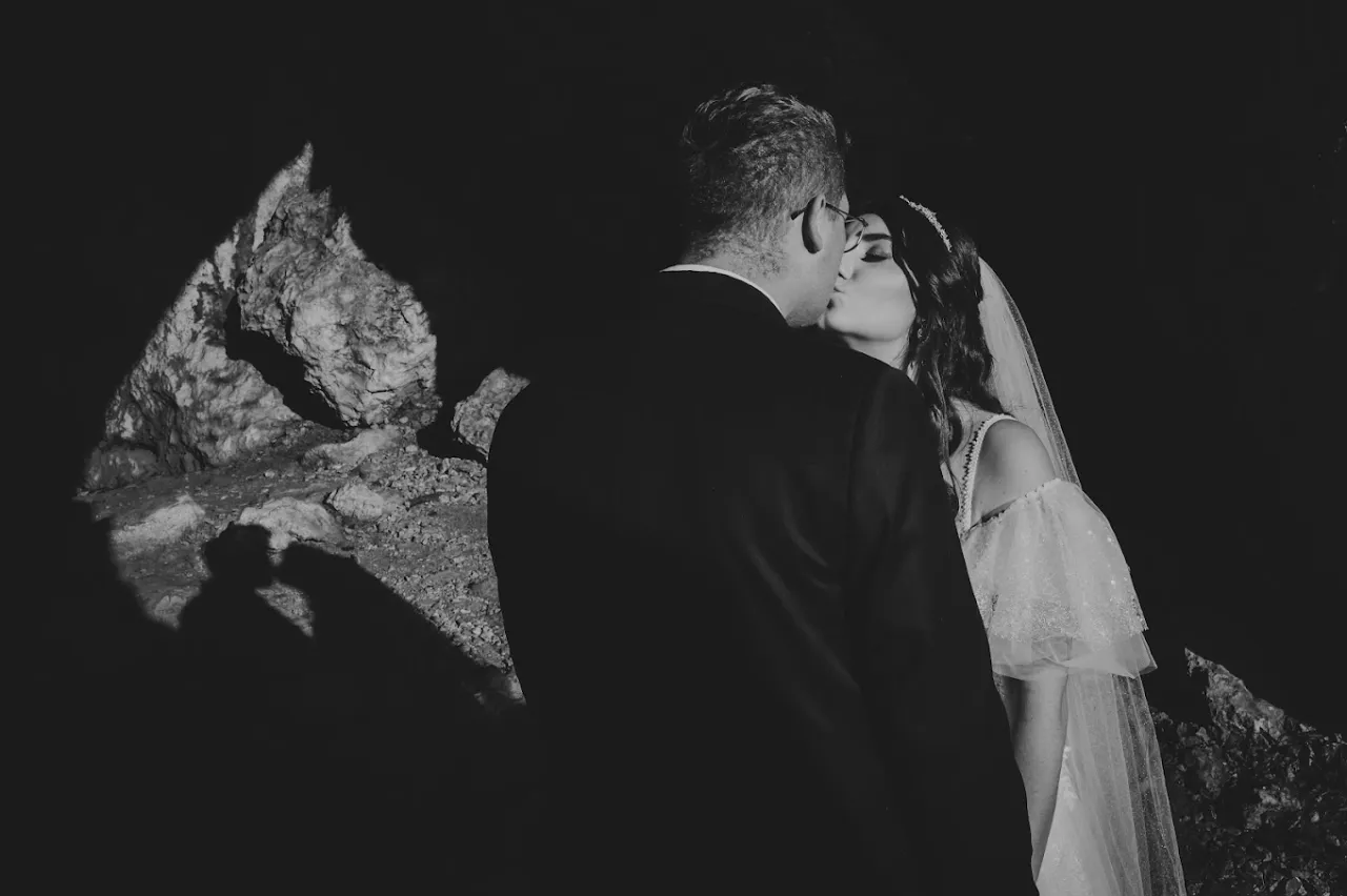 Para dowiedzieć się, jak napisać do fotografa na wesele, zobacz ten romantyczny pocałunek pary młodej w świetle księżyca.