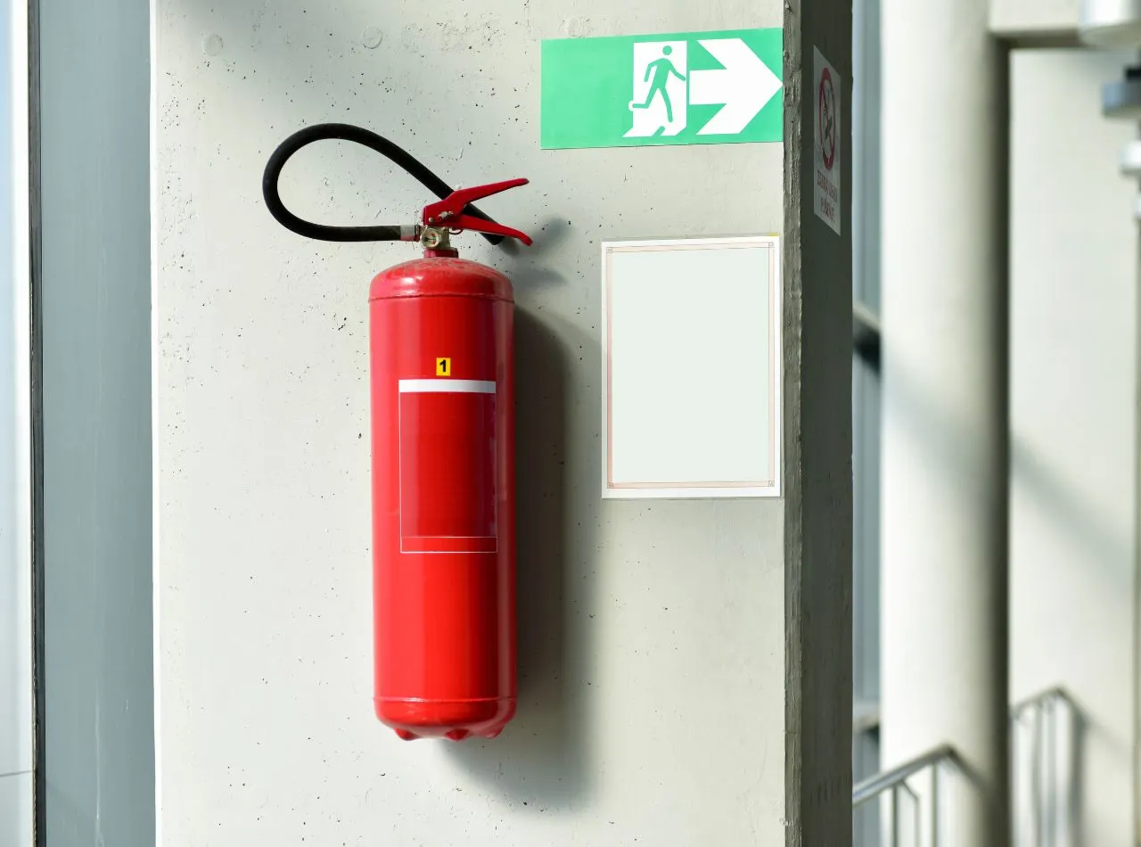 Przepisy przeciwpożarowe w biurze, znaki ppoż