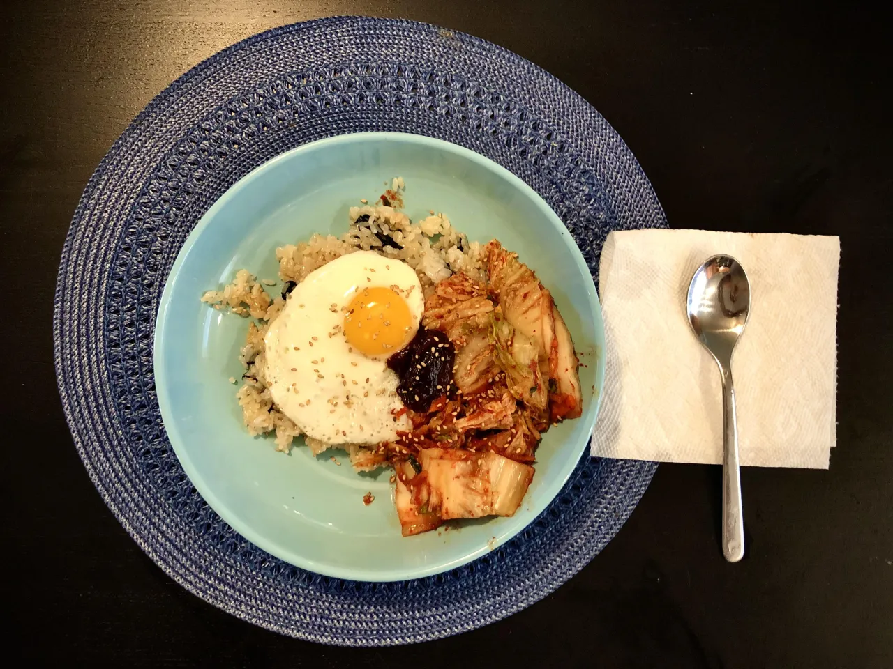 Ryż z jajkiem sadzonym i pikantnym kimchi. Idealny pomysł na to, z czym podawać kimchi na szybki obiad.