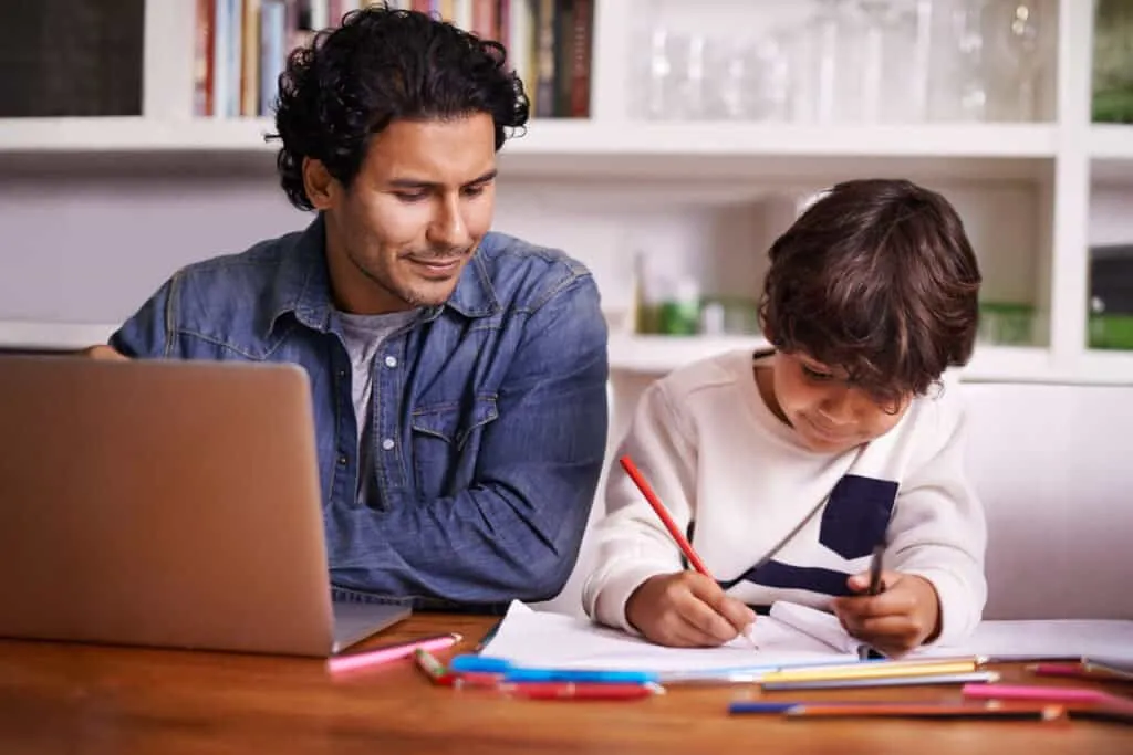 rodzic wspiera dziecko w nauce, wsp&oacute;lna nauka rodzic dziecko