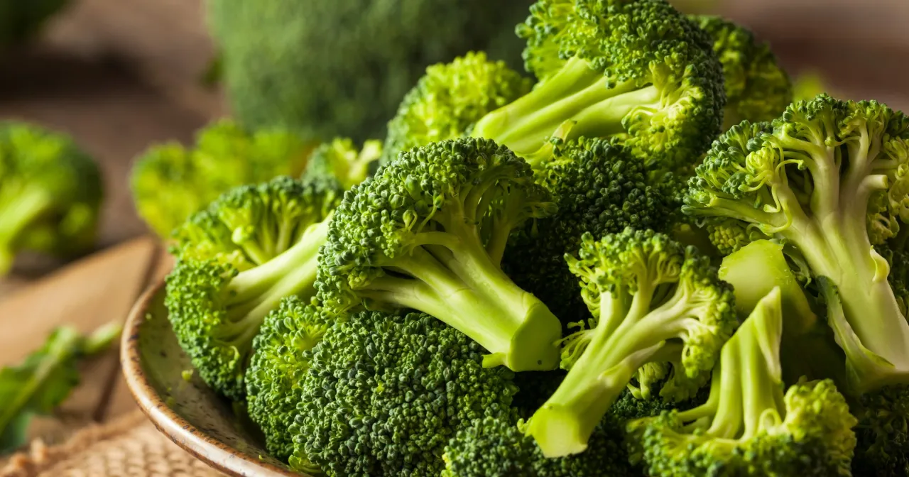 Świeże, zielone różyczki brokułów w misce. Czy brokuły są lekkostrawne? Tak, gotowane są łatwiejsze do strawienia.