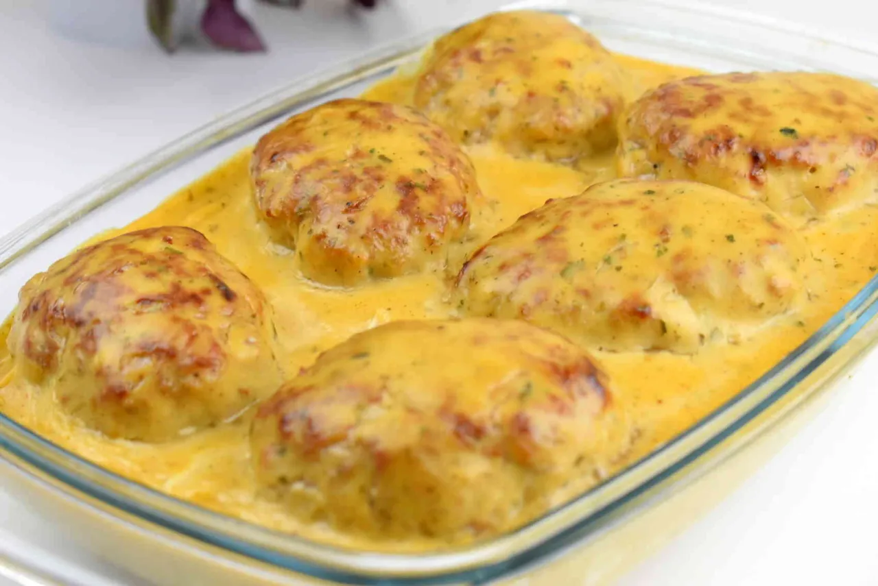 Pyszne kotlety mielone w sosie śmietanowym, idealne co z mielonego na obiad. Danie w szklanym naczyniu, gotowe do podania.