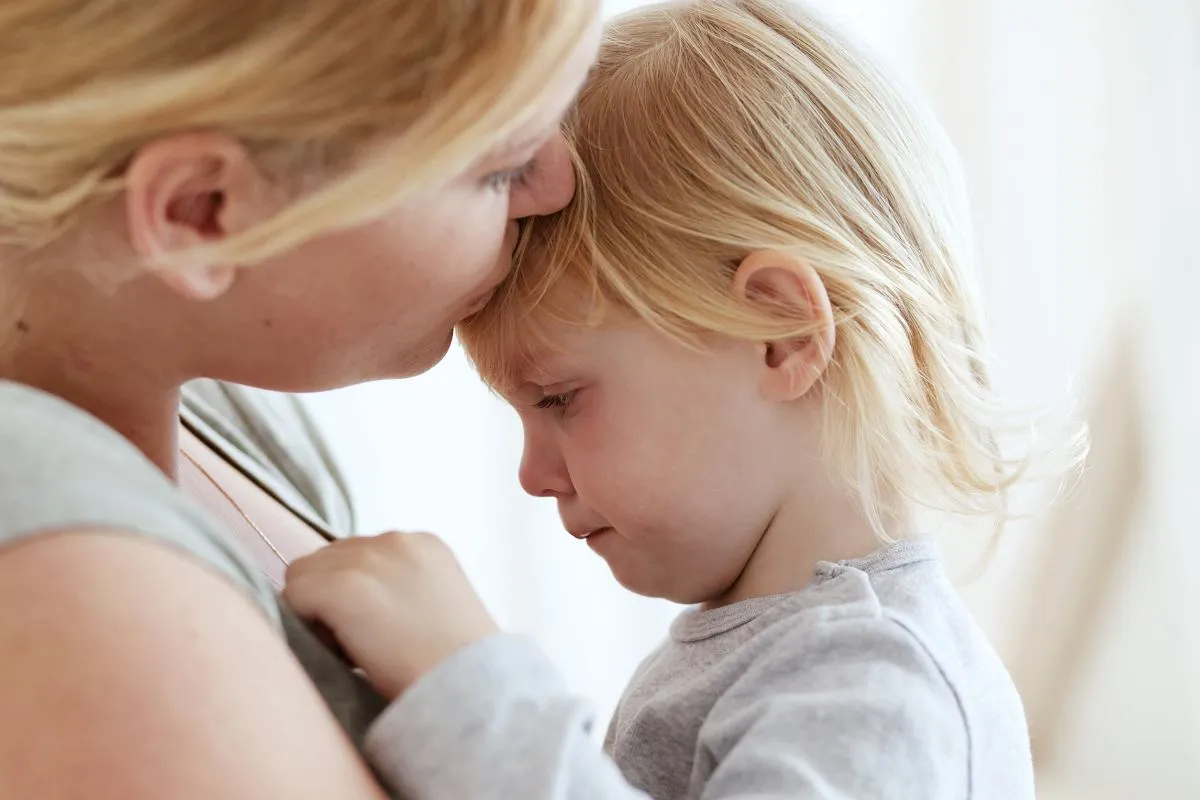 Dziecko autystyczne uśmiechnięte rodzic wsparcie