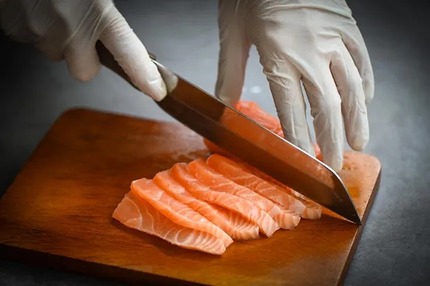 Świeży filet z łososia na desce do krojenia