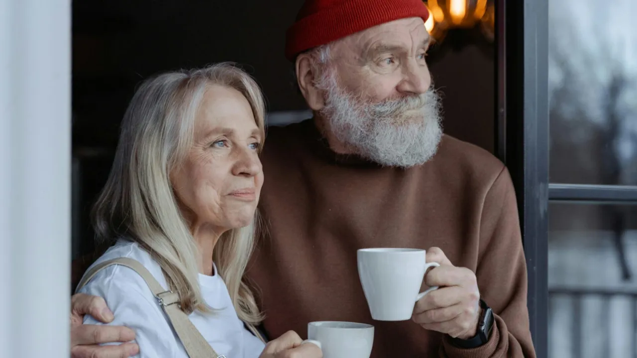 Rodzice patrzą na puste gniazdo, symbolika pustki po dzieciach