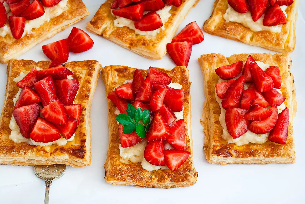 Słodkie ciastka francuskie z owocami i kremem