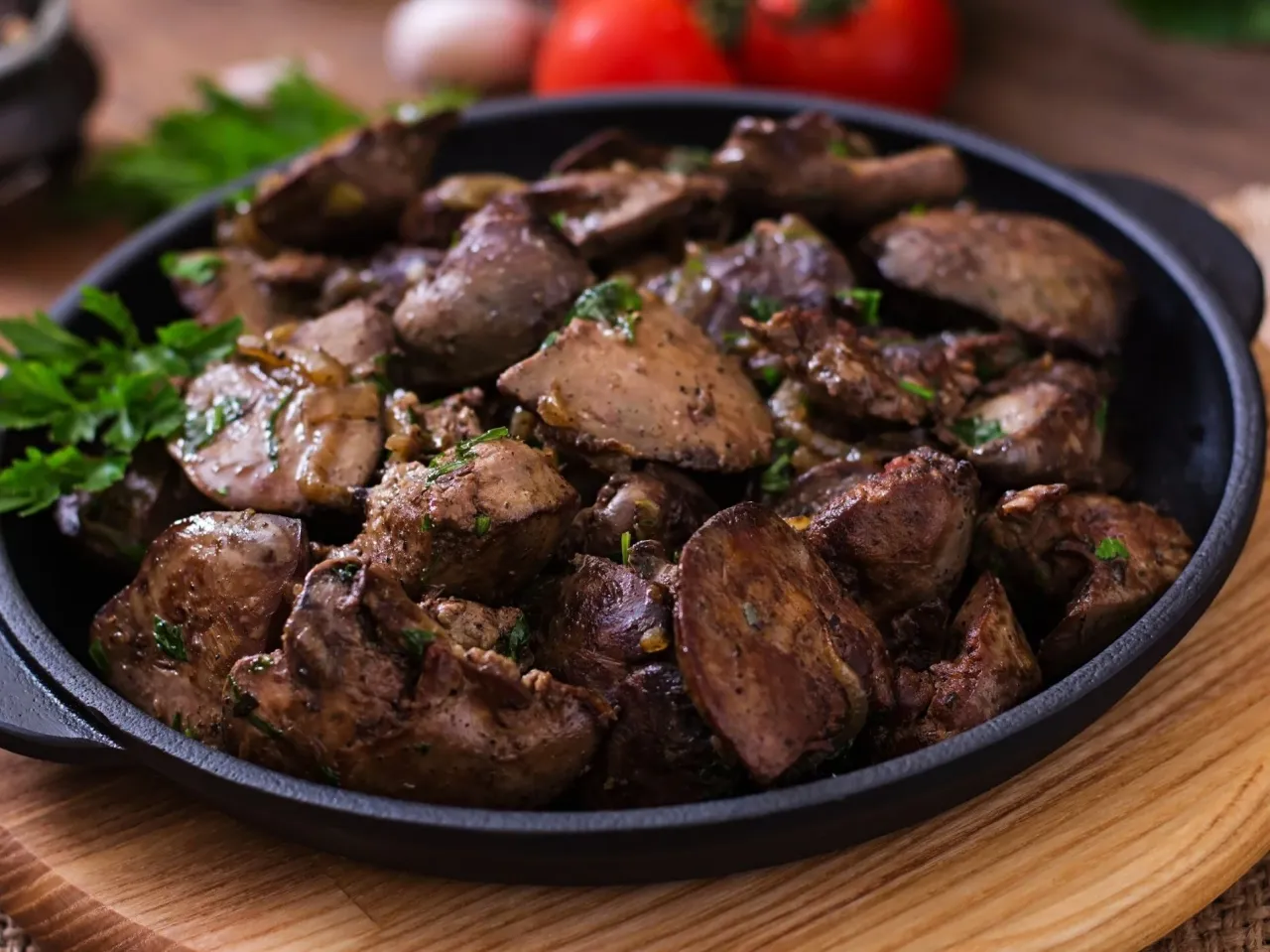 Usmażona wątróbka z cebulką i natką pietruszki. Czy wątróbka jest lekkostrawna? Zależy od sposobu przygotowania, ta wygląda apetycznie.