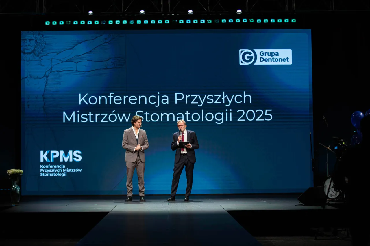 grupa dentystów na konferencji