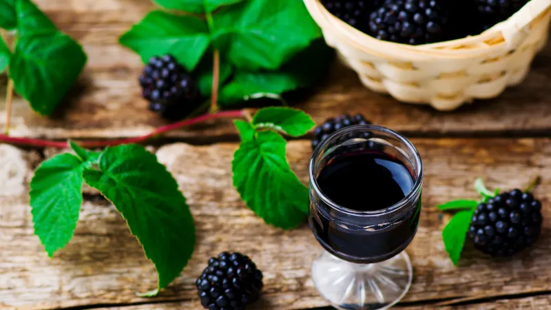 klarowna nalewka jeżynowa w butelce