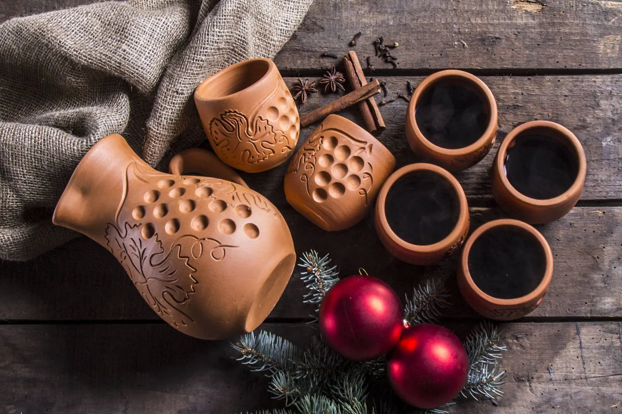 serwowanie grzanego wina w kubkach