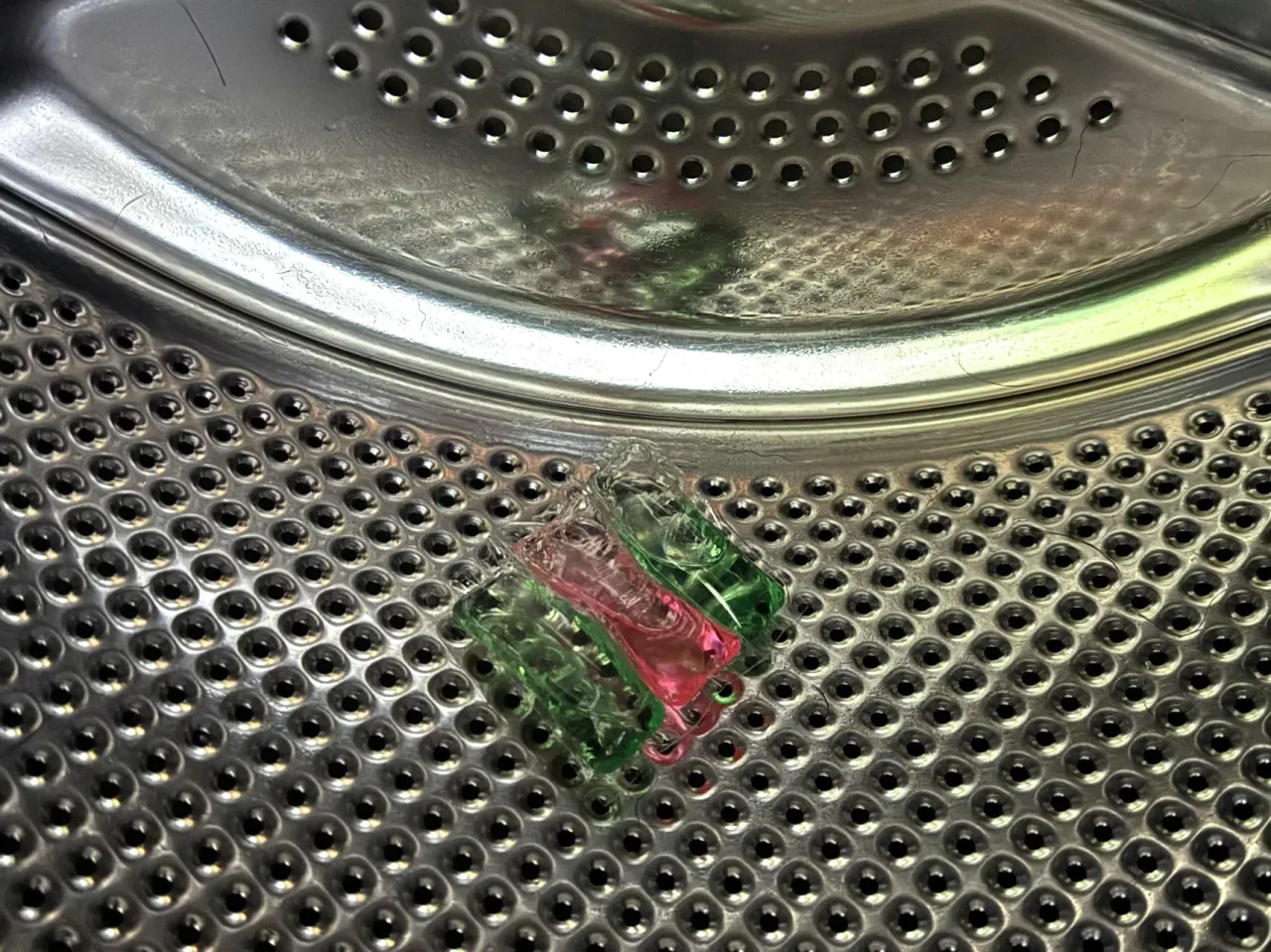 kapsułka pranie w bębnie pralki ładowanej od g&oacute;ry