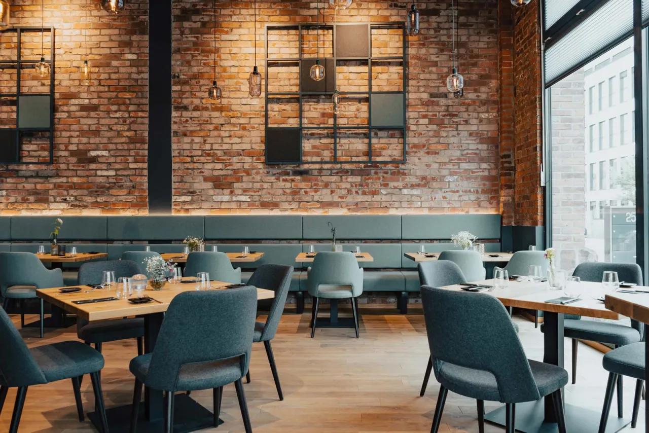 Gastronomie Einrichtung modernes Restaurant Tische St&uuml;hle