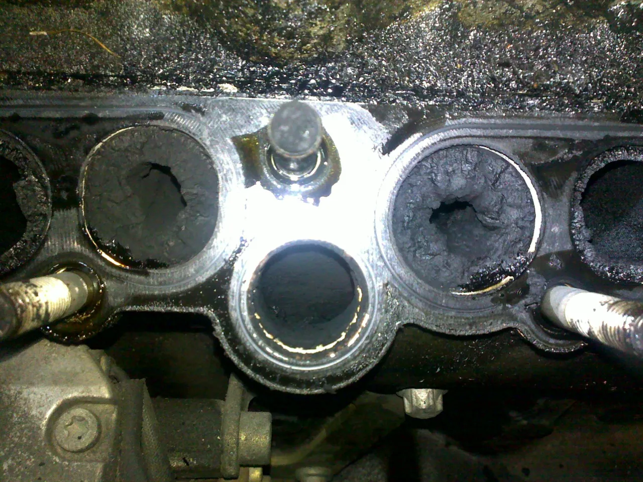 Zaslepienie EGR: mocno zabrudzone kanały kolektora wydechowego, widoczne ślady nagaru.