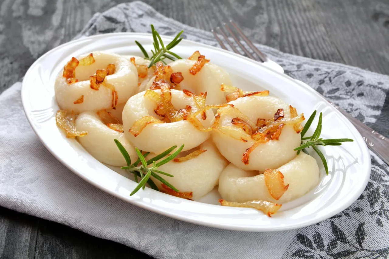 Tradycyjne kluski śląskie na talerzu