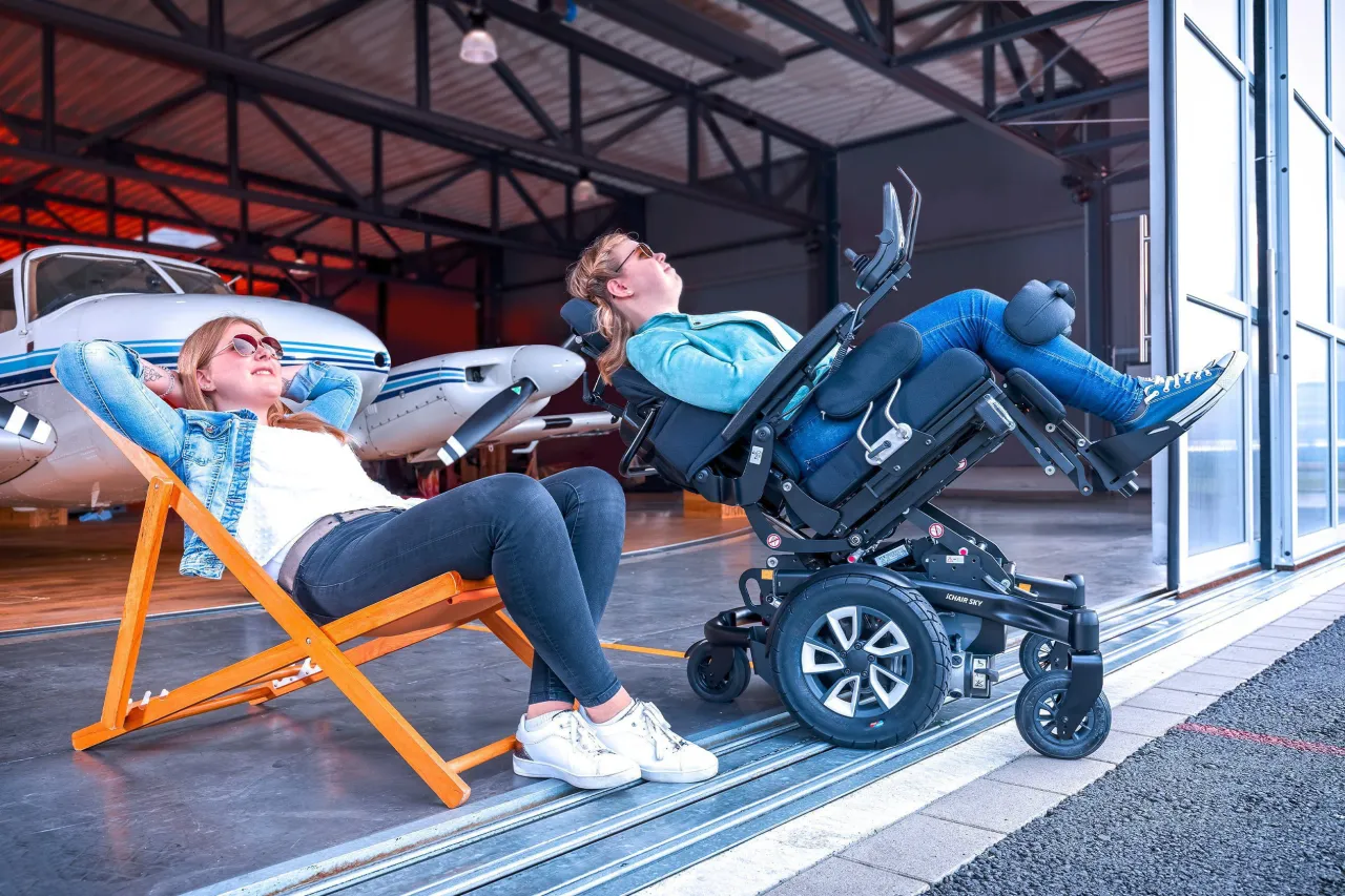 Rodzaje w&oacute;zk&oacute;w inwalidzkich: manualny, aktywny, elektryczny, pionizujący