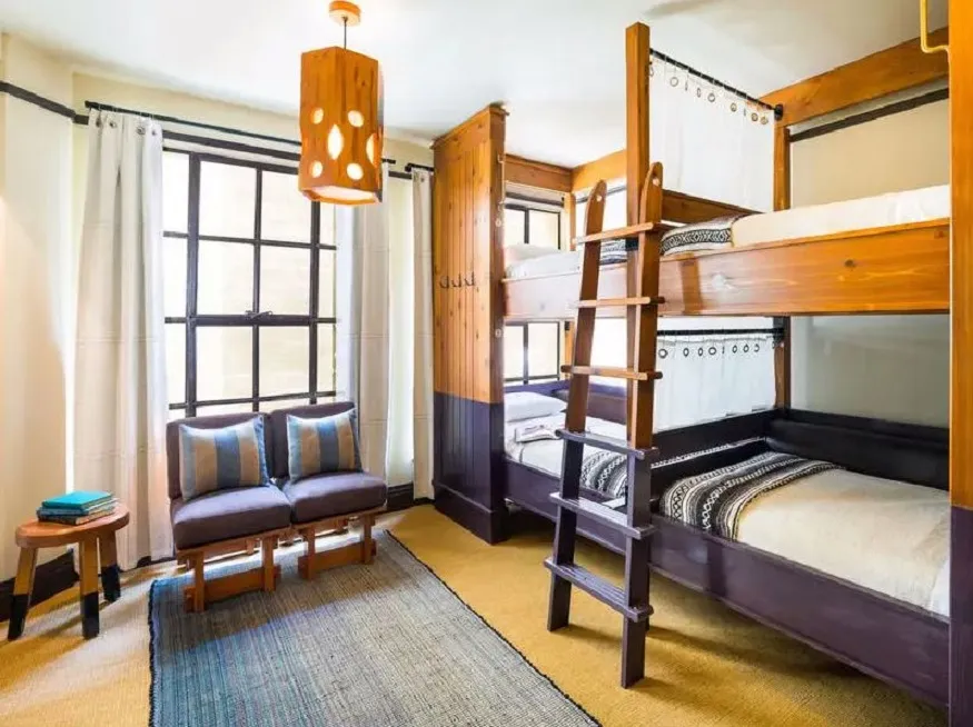 r&oacute;żne typy pokoi w hostelu, dormitorium i pok&oacute;j prywatny