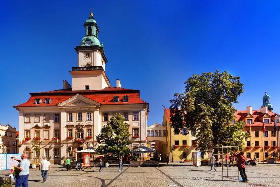 Rynek w Jeleniej G&oacute;rze z kolorowymi kamieniczkami i ratuszem