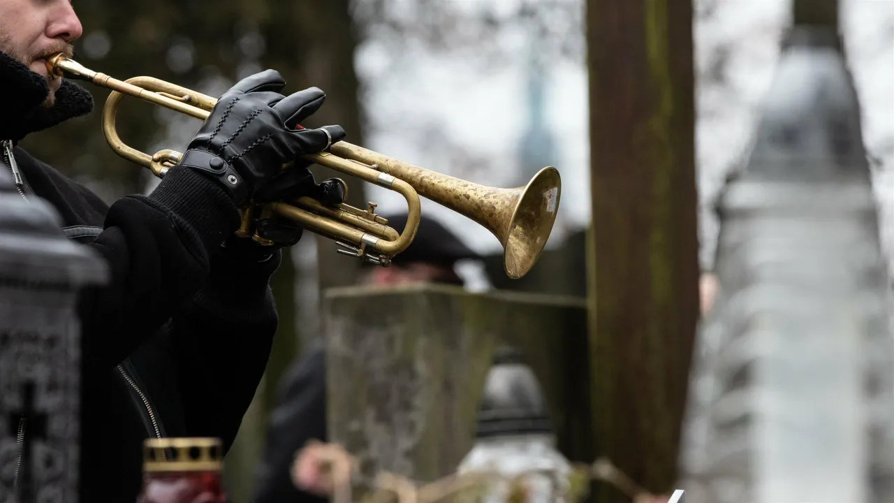 trębacz na pogrzebie