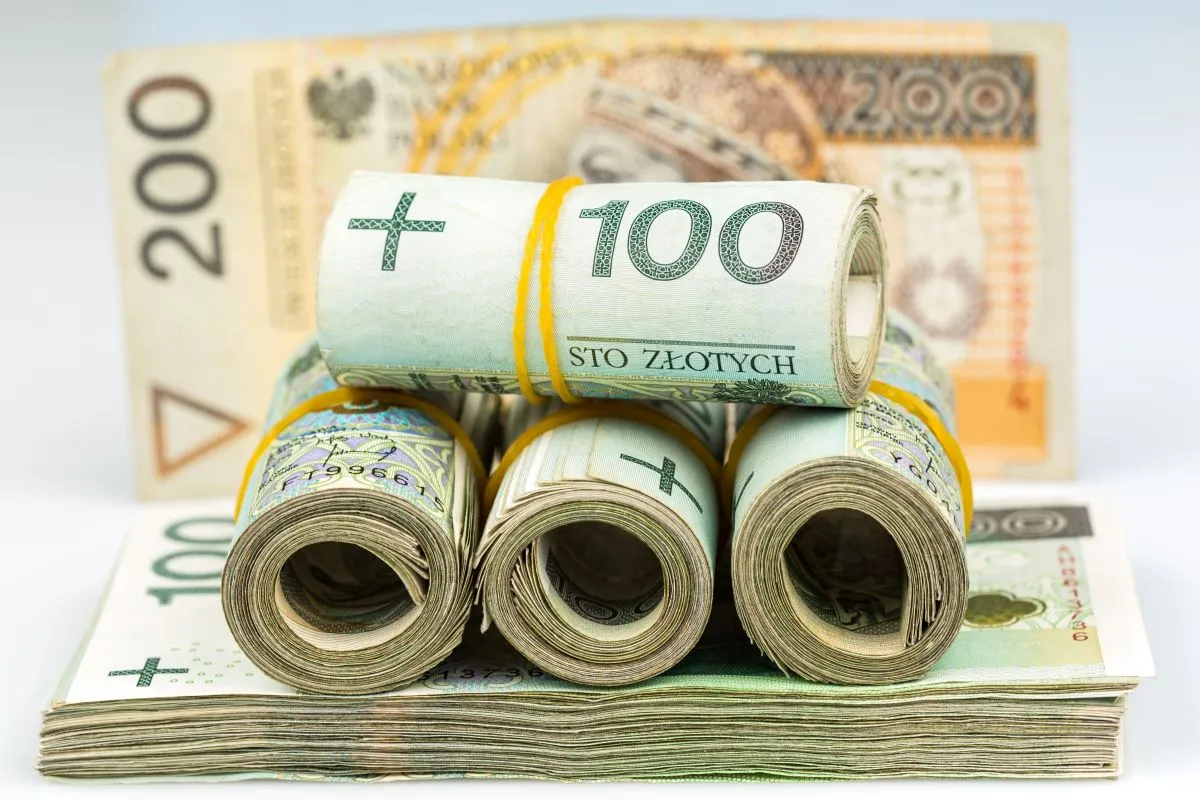 rodzice wypełniający wniosek o świadczenia