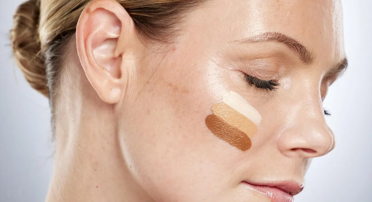 kobieta testująca krem BB w drogerii