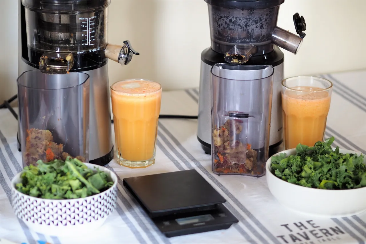 Porównanie wyciskarki, sokowirówki i blendera do selera