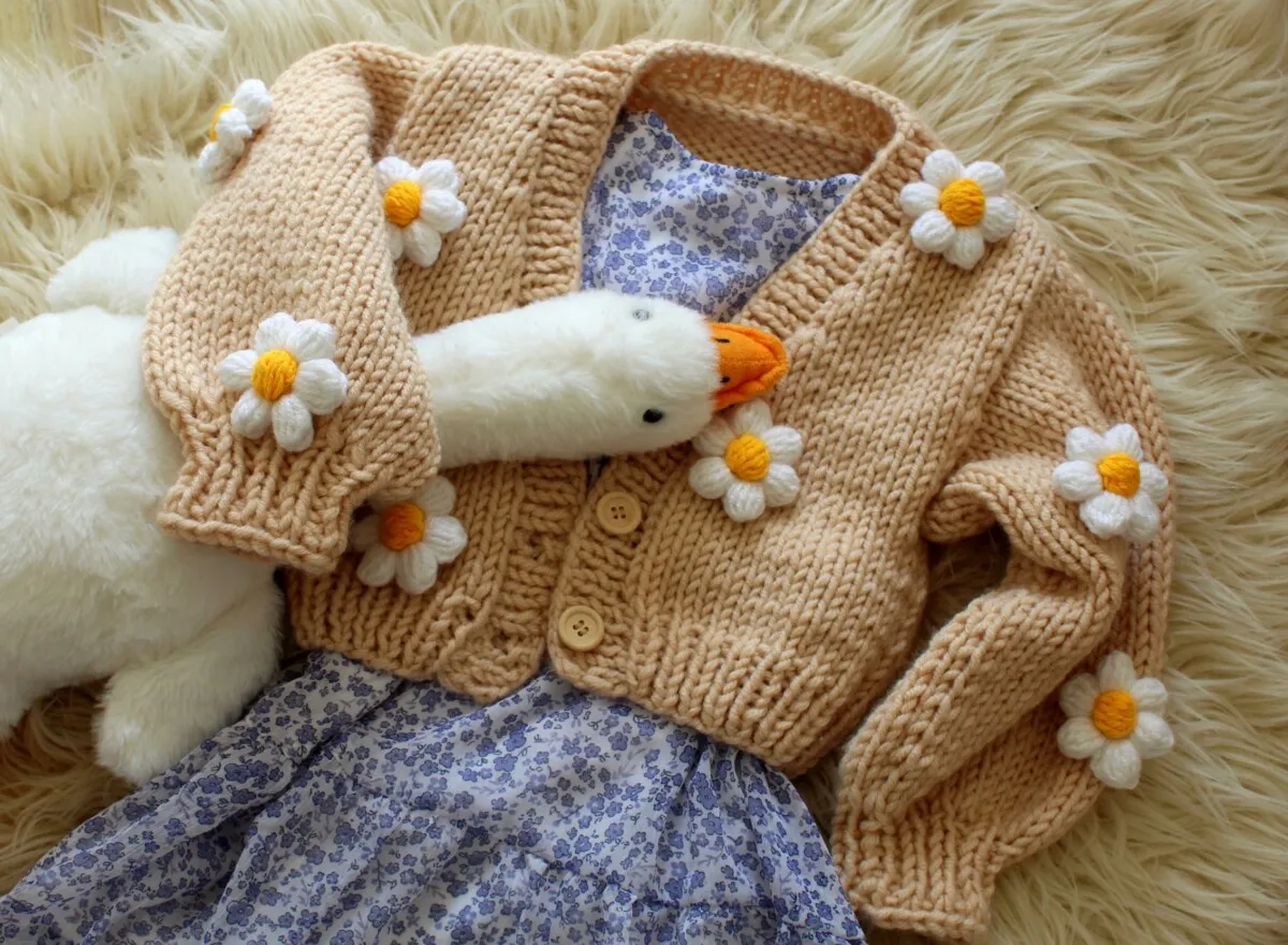 dziecko w ręcznie robionym swetrze z włóczki