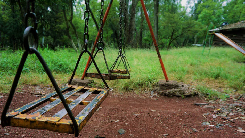 Usuwanie rdzy z metalowej huśtawki